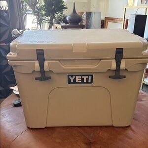 YETI Tundra 35 tan with Magslider Lid